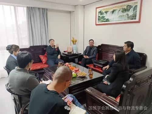 跨境電商與物流專(zhuān)業(yè)委員會(huì)負(fù)責(zé)人高翔與河南路通國(guó)際經(jīng)貿(mào)集團(tuán)李鋼偉董事長(zhǎng)會(huì)面，共商行業(yè)發(fā)展新機(jī)遇